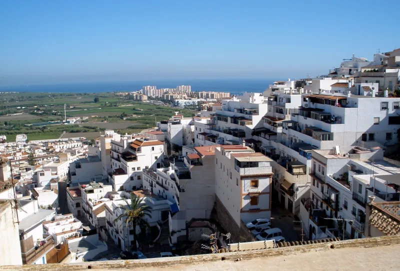 Casas encaladas del casco antiguo de Salobreña bajando hacia el mar