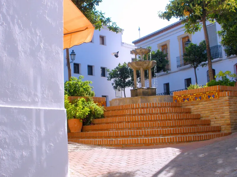 Plaza encalada del casco antiguo de Salobreña, con su fuente y los naranjos