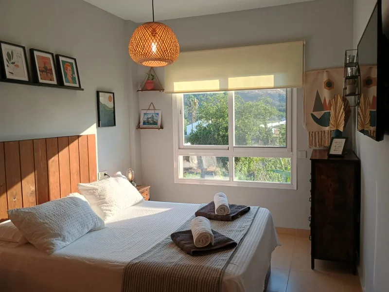 Dormitorio principal con ventana a la vega