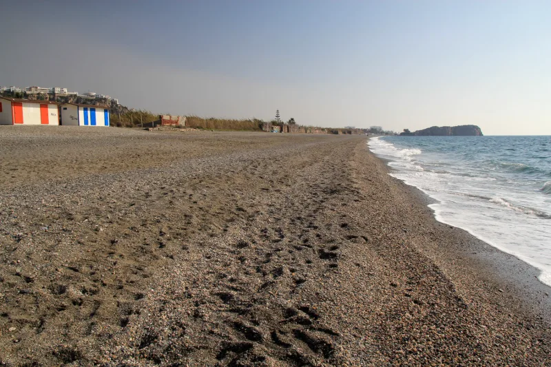 El paseo marítimo de La Guardia junto a la playa