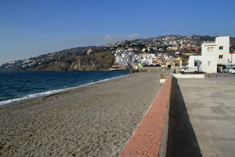 La playa de La Guardia con Salobreña y el peñón al fondo