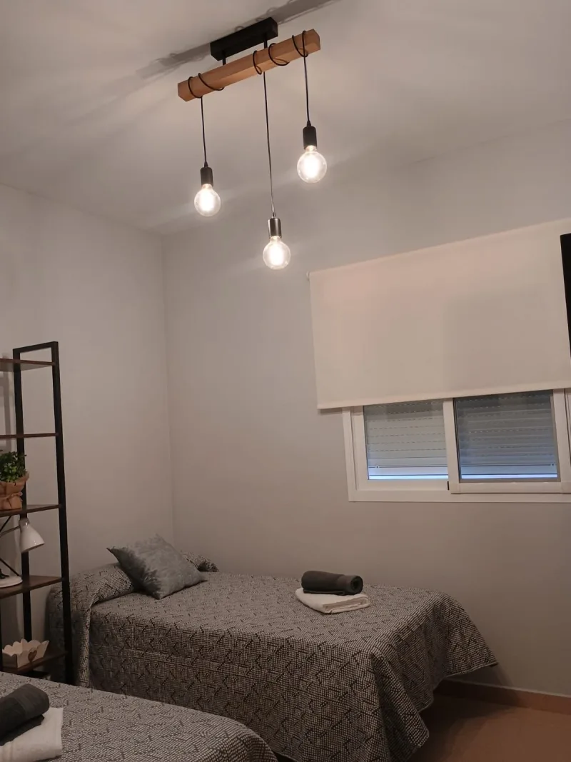 Dormitorio con dos camas individuales