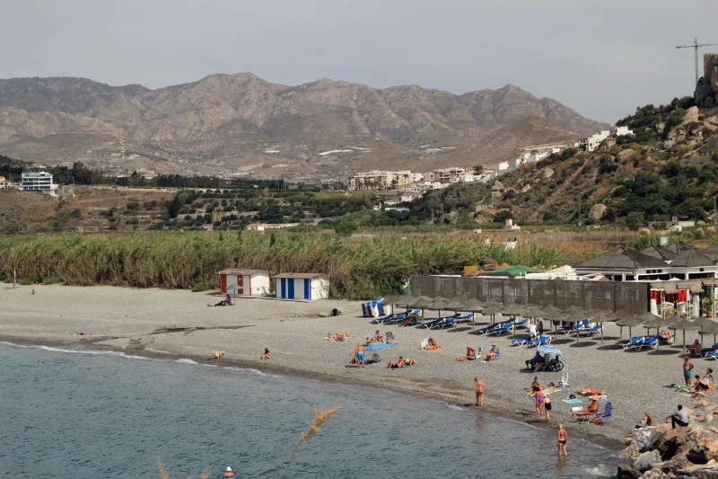 Vista de la playa de La Guardia hacia el peñón de Salobreña